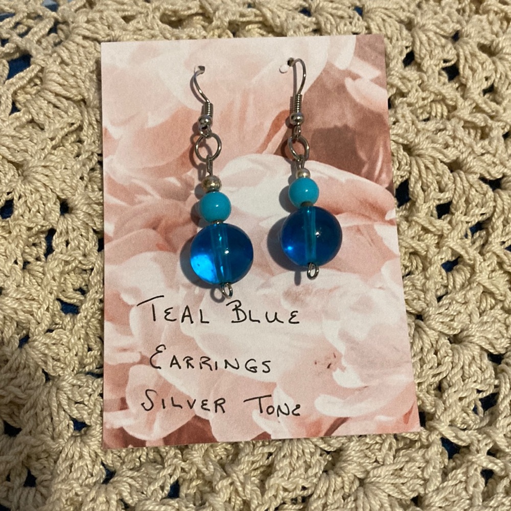 NWOT DEEP TEAL BLUE GLASS BEAD IS 12 MM ROUND IN SIZE. THIS LARGER BEAD IS CLEAR